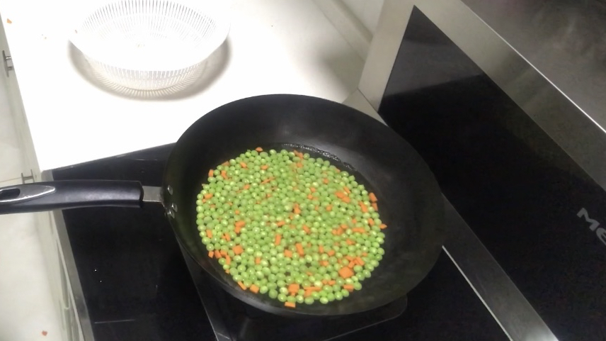清炒豌豆胡萝卜,加一步骤,味道更清香,比肉还好吃