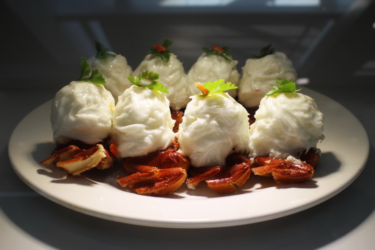 这条一百五十年历史的步行街中心是道观,周围是吃货的天堂