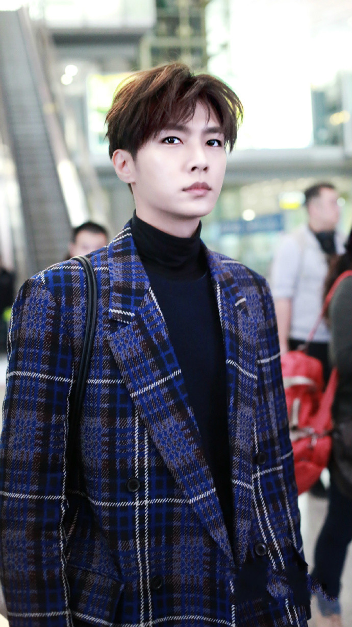 炎亚纶机场颜值暴击,穿着一款条纹绅士大衣,五官俊朗好帅气啊!
