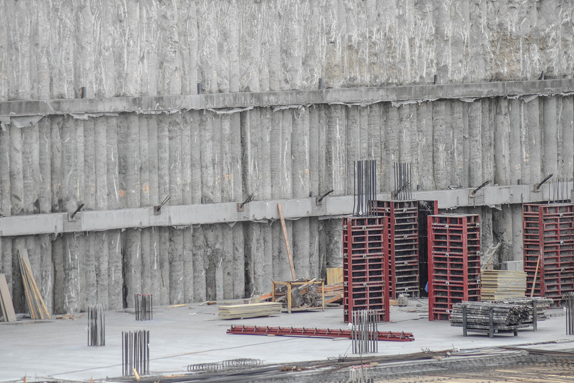 地下连续墙的槽段接头包括哪两种形式?