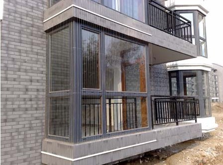 越来越多人阳台装这种防盗网,太聪明了,后悔家里装早了!