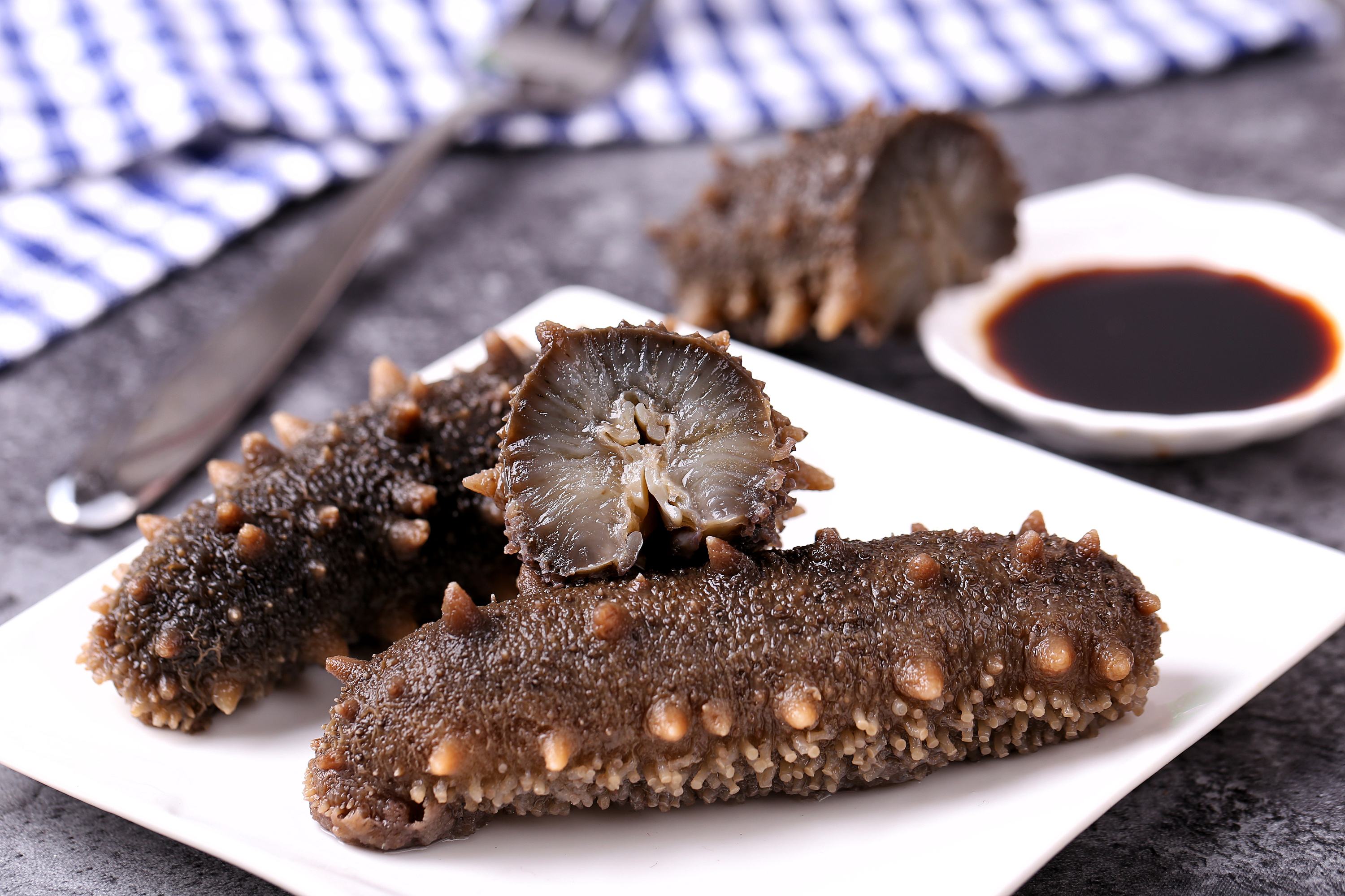 和朋友去饭店吃饭,点一道"油炸海参"老板听后怒了:来找事的?