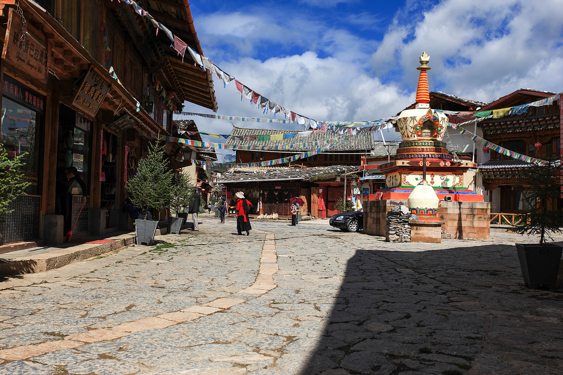 独克宗古城位于香格里拉市,是中国保存得最好,最大的藏民居群