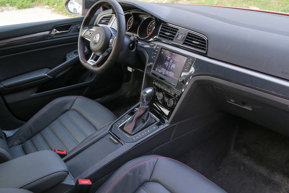 凌渡gts的内饰依旧为大众最新的家族样式,只不过为了营造更运动的驾驶