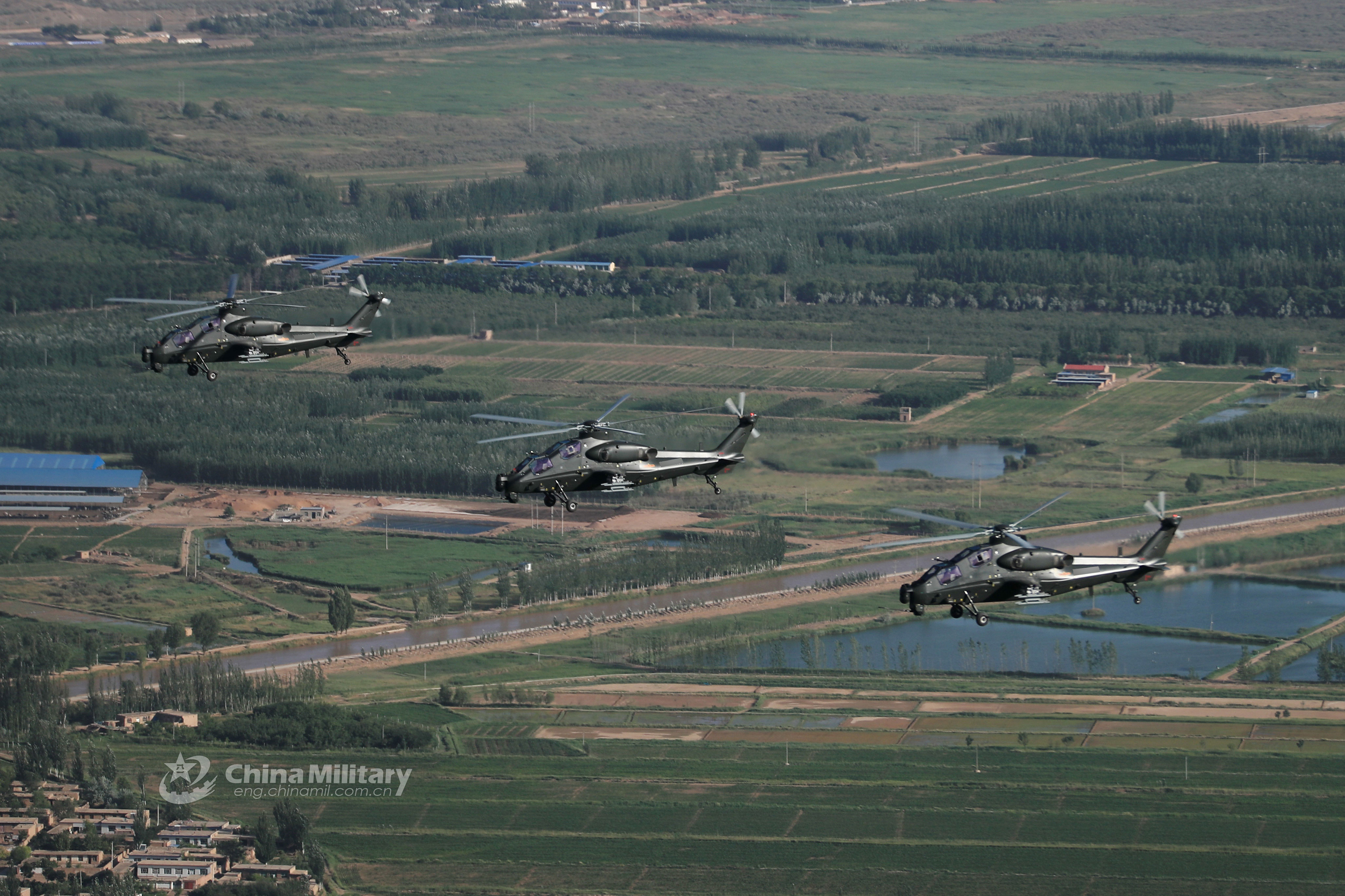 天女散花!我军武直10直升机夜间发射干扰弹