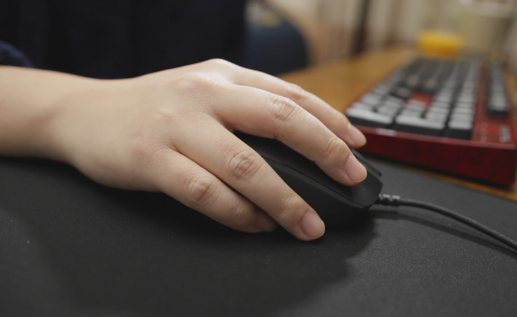 罗技g403鼠标评测:握持起来十分舒适,但底部光头有略微倾斜!