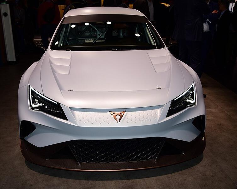 空间绝对够用了,对空间没太大要求,空间比较大,家用还是可以滴,乘坐