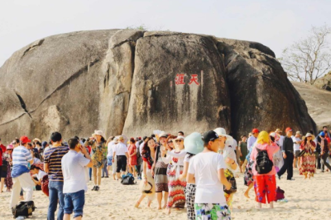 《太阳岛上》是纪录片《哈尔滨的夏天》的主题曲,歌词多么优美:明媚的