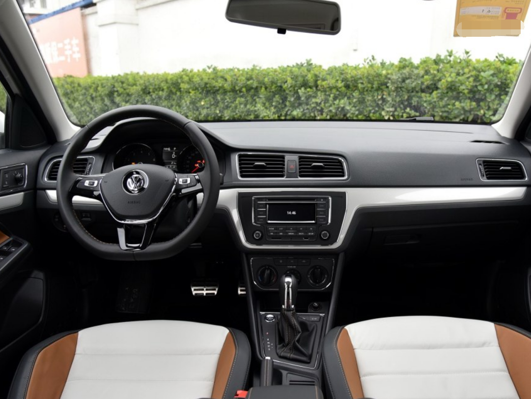 上汽大众朗境内饰也是可圈可点的,大到内饰的设计风格,小到用料做工都