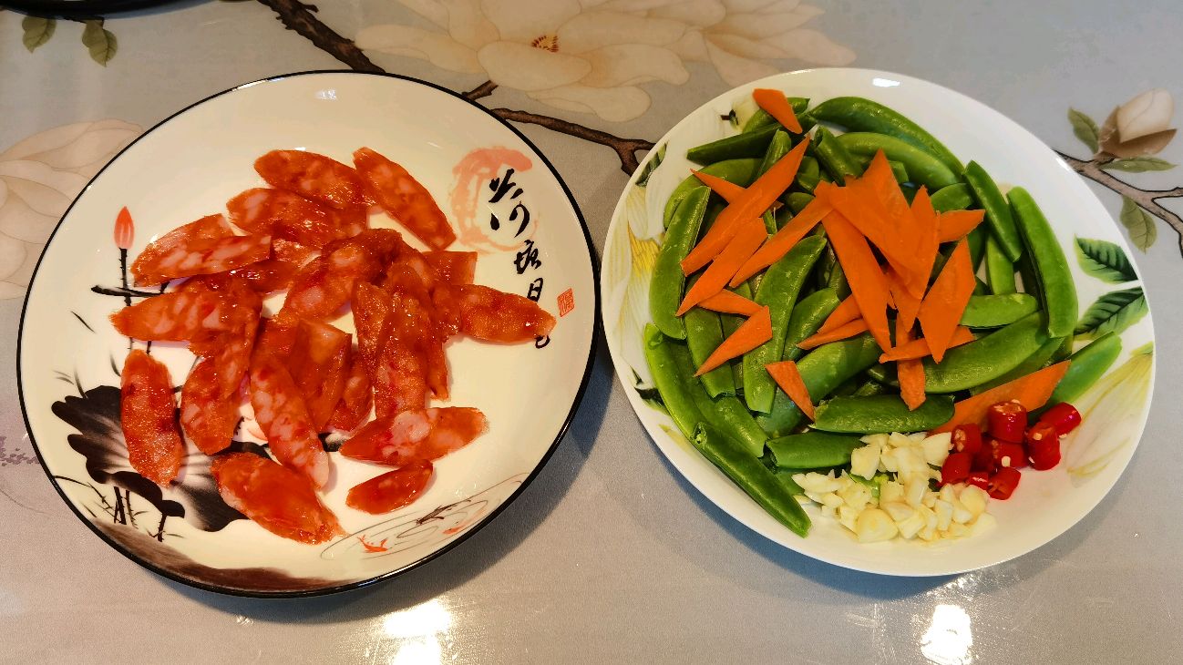你吃过甜豆吗?甜豆炒香肠,清爽诱人,颜值高,就像翡翠红宝石!