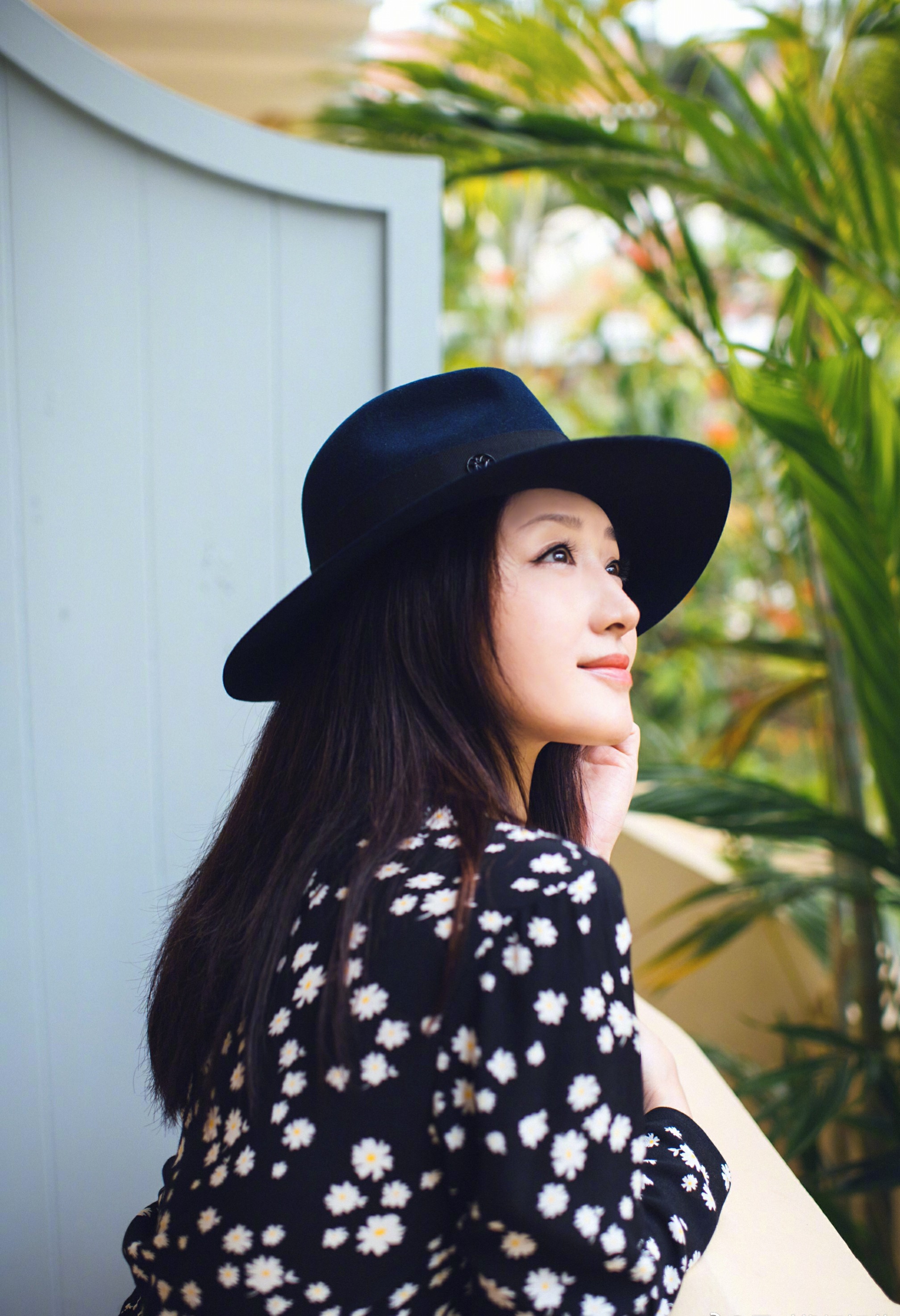 47岁杨钰莹大玩混搭风,露脐针织衫搭军裤,减龄又时尚!