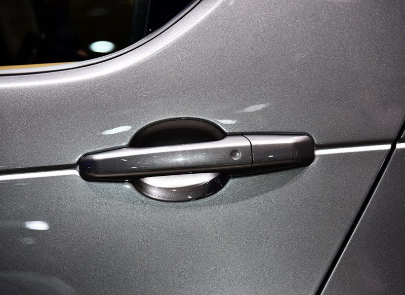 这款车的门把手设计的很好看,颜色很车身也很配,做工也很好,形状好看