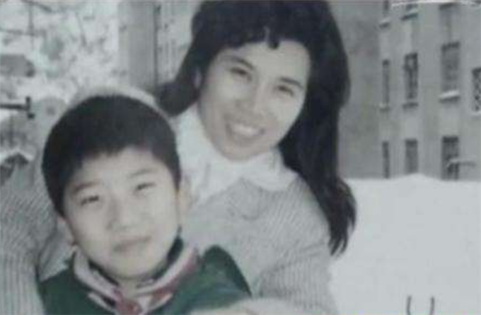 董明珠年轻时照片曝光,看得让人十分"心酸",网友:难怪会成功