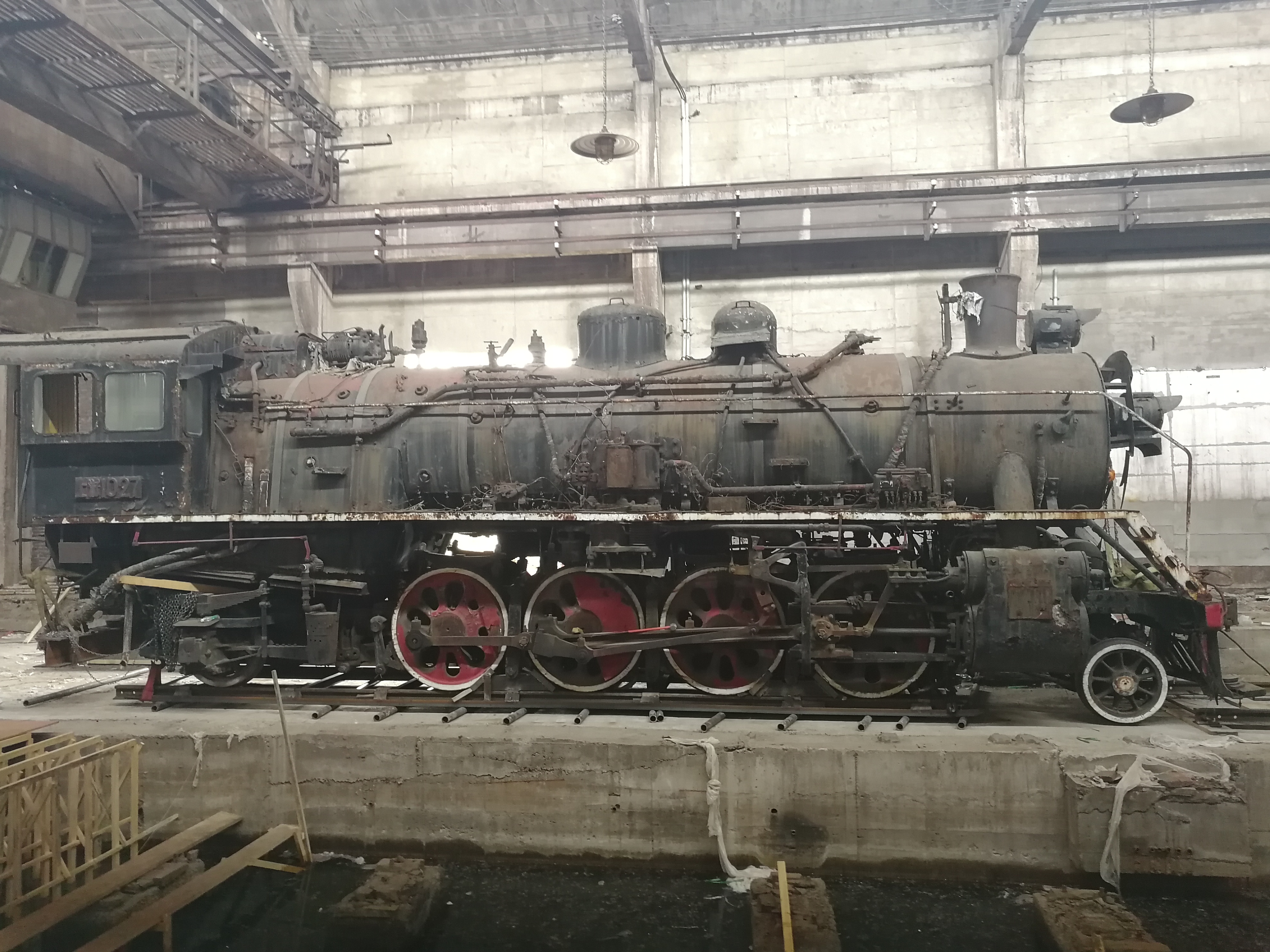 超震撼的老古董蒸汽火车头搬运现场