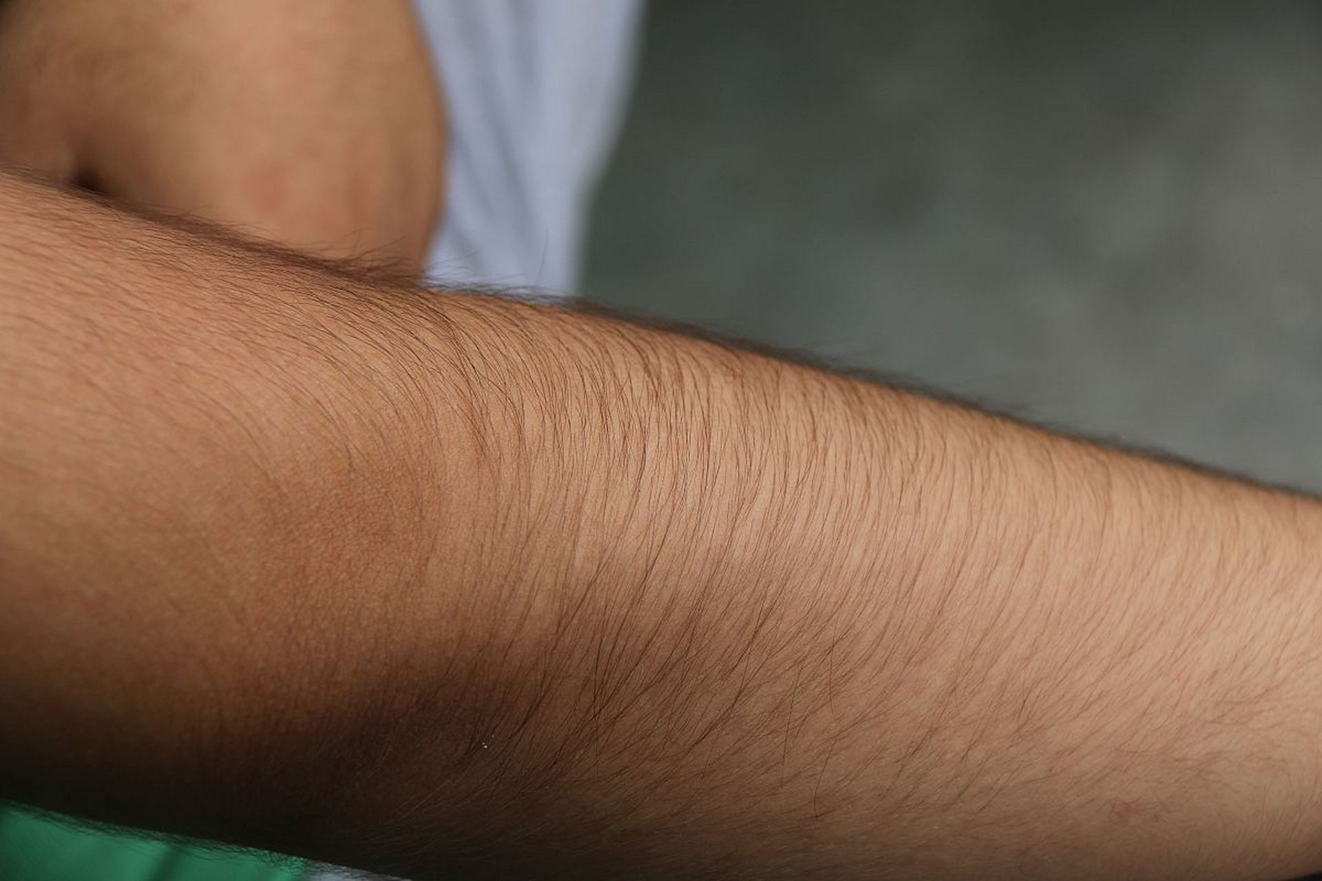 我们的祖先没有衣物蔽体,但空气中会有不少的细菌和灰尘,体毛就成了