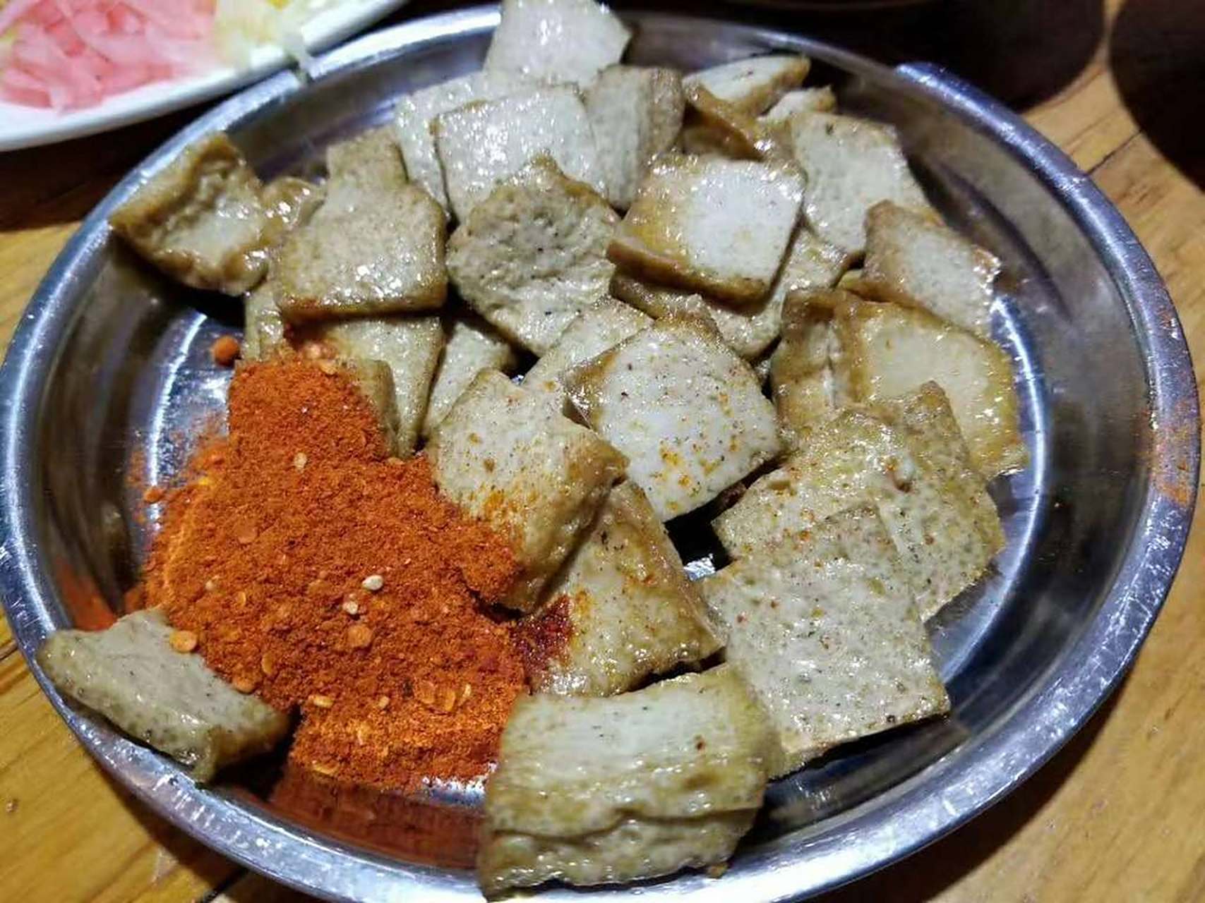 青岩豆腐是一种贵阳市的汉族传统名小吃,是把豆腐放在火上烤,在火上把