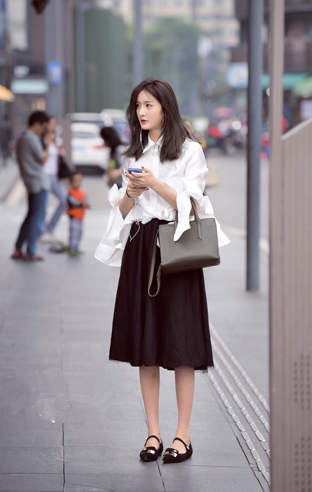 街拍:有故事的女人,第三个美女穿着白衬衫,却美成仙子
