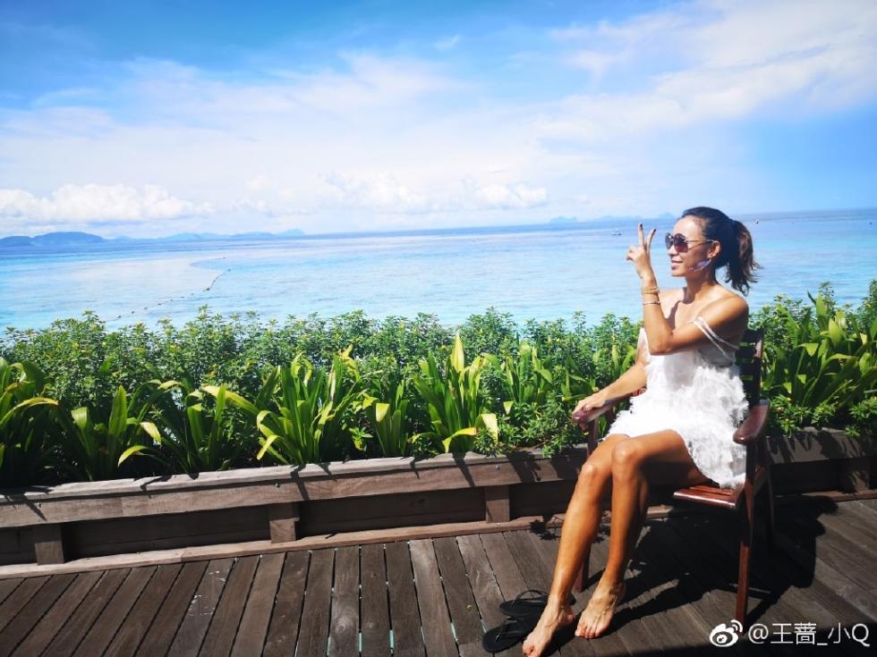 王蔷海边度假 热辣性感标配大长腿