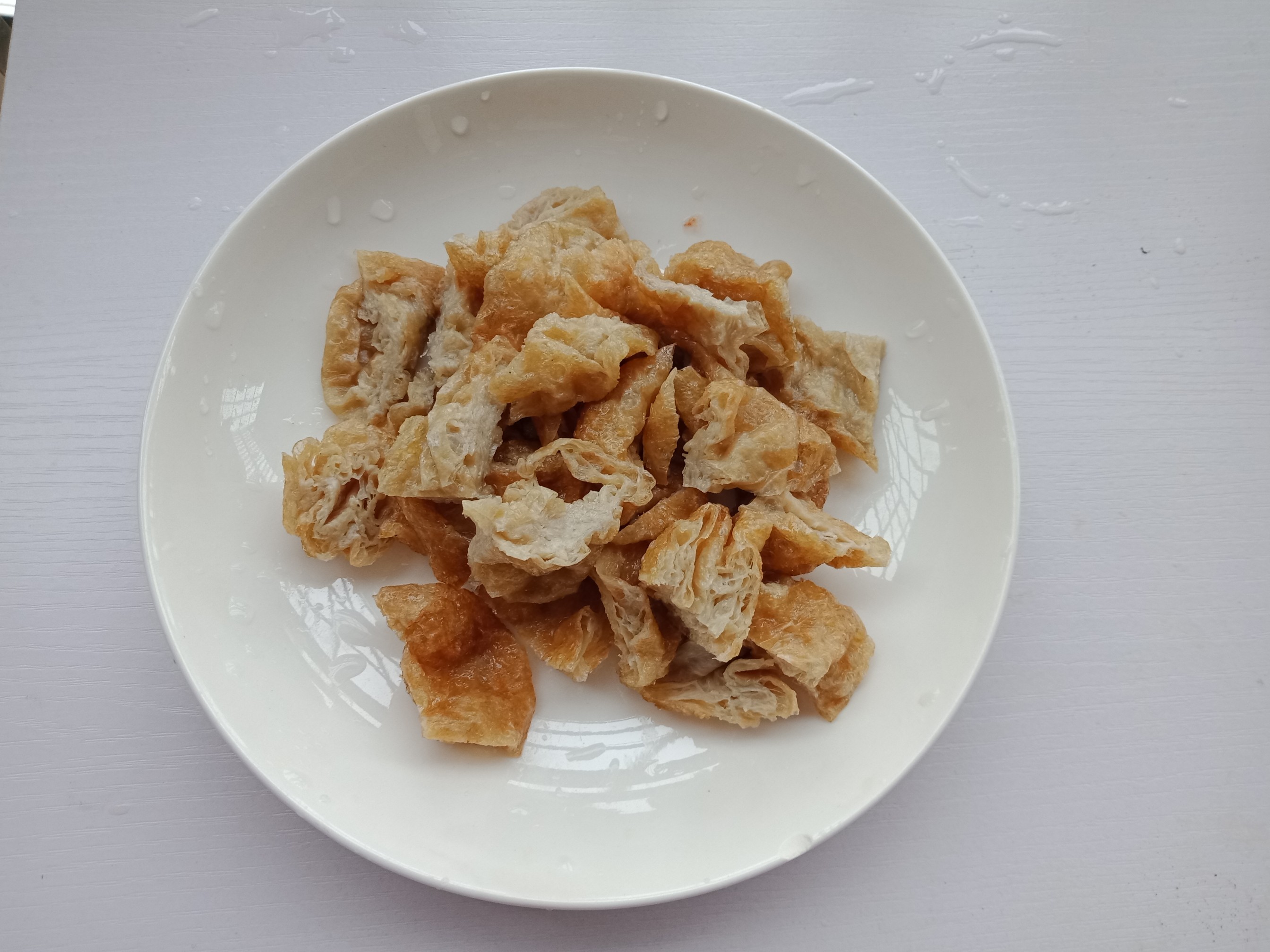 3.面筋洗一下,切成块.