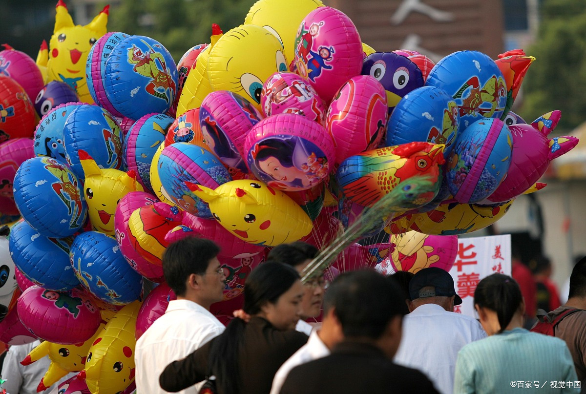 河南一商场氢气球爆燃