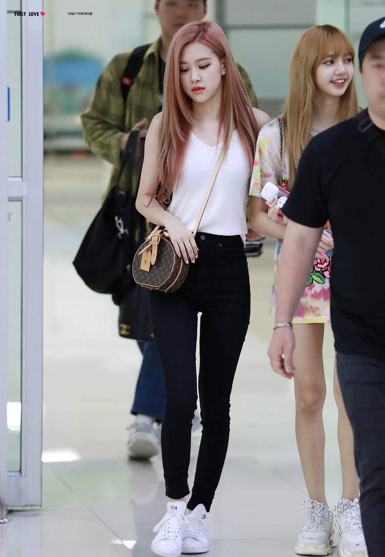 朴彩英一组街拍:白色背心搭配黑色紧身裤,纤腰细腿,十分迷人!