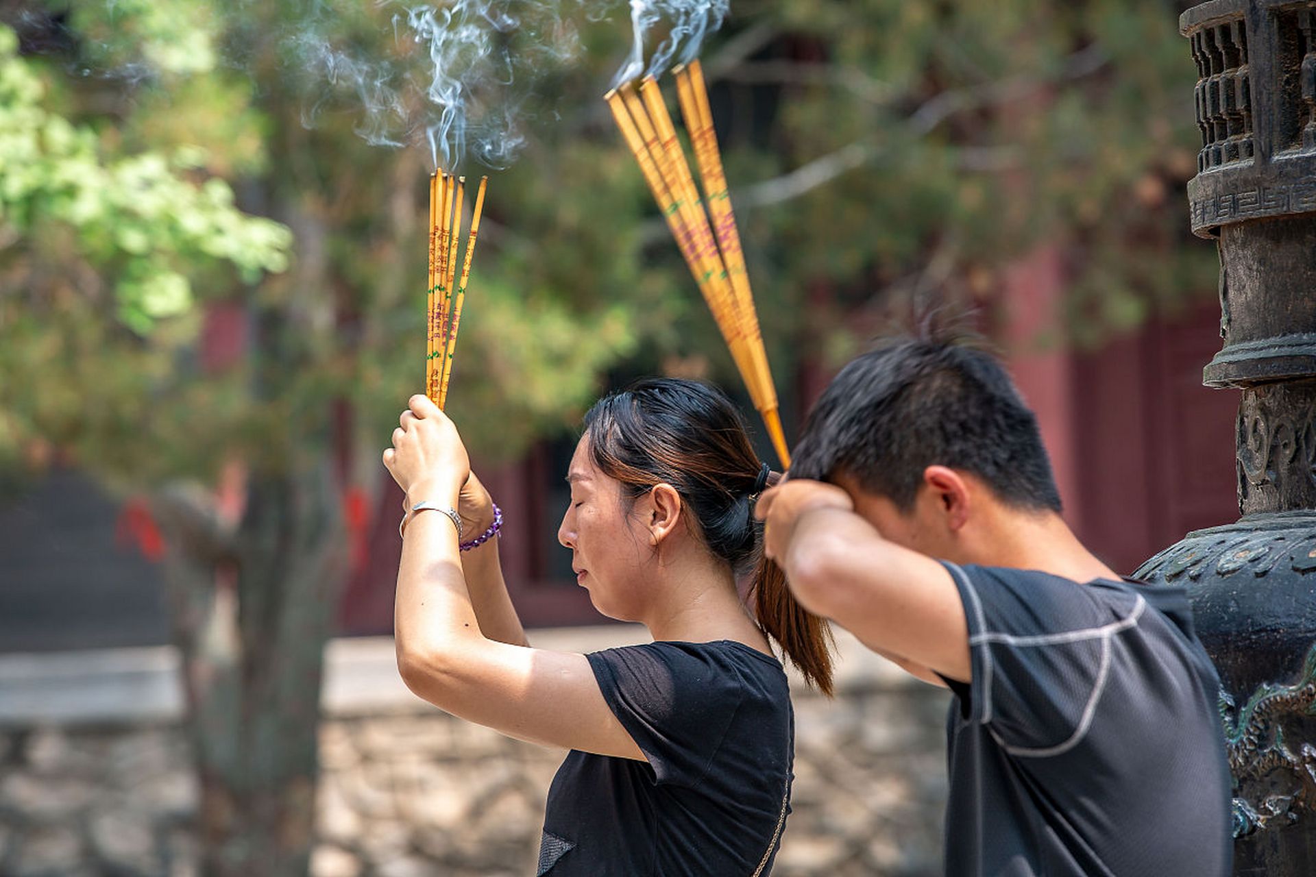 年轻人的第一柱香#  如今"寺庙打卡"已成为一种
