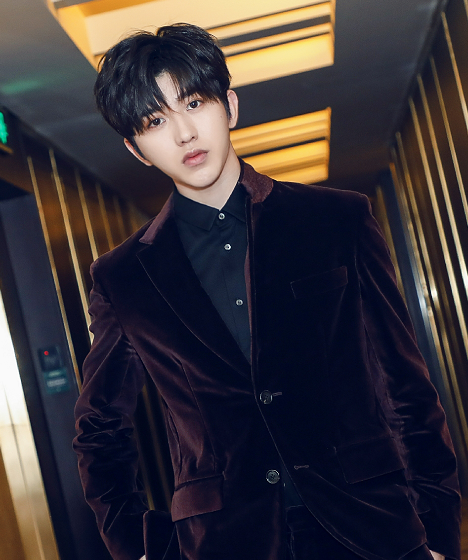 蔡徐坤妆花展现真实颜值,撞脸真香王境泽,网友:坤坤只是没睡好