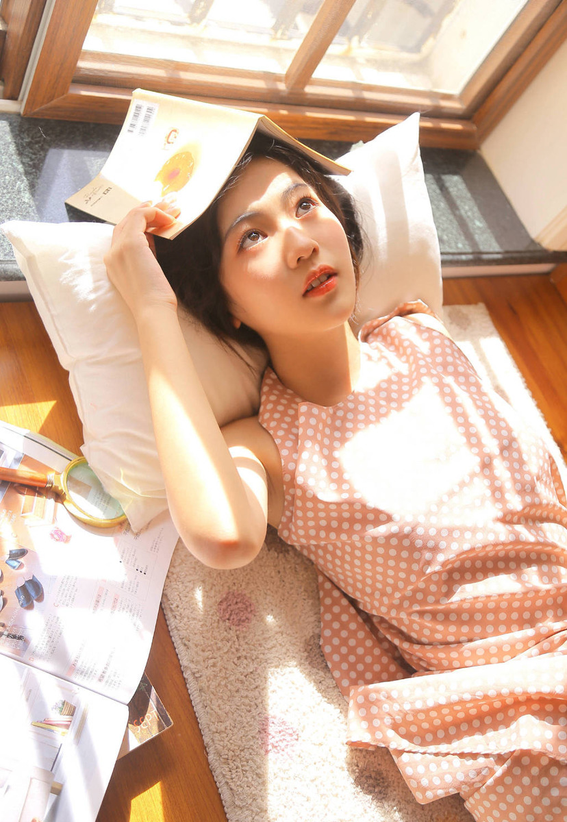 清纯美女摄影:卧室清纯大长腿美女性感高清写真