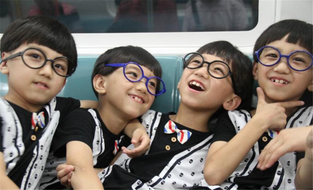 四胞胎家庭真实生活:一天喂24次奶,换20次尿布,夫妇俩可遭了罪