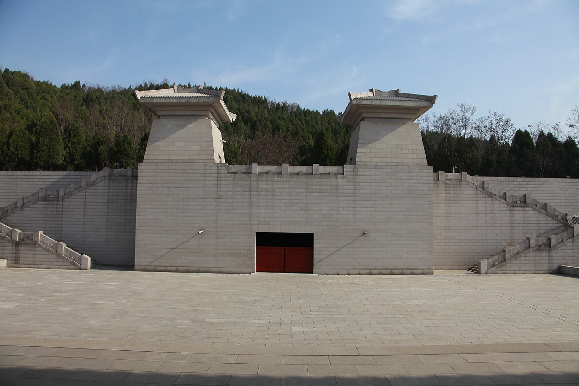 扬州隋炀帝陵遗址公园位于扬州市邗江区西湖街道蜀霞路1号,占地面积