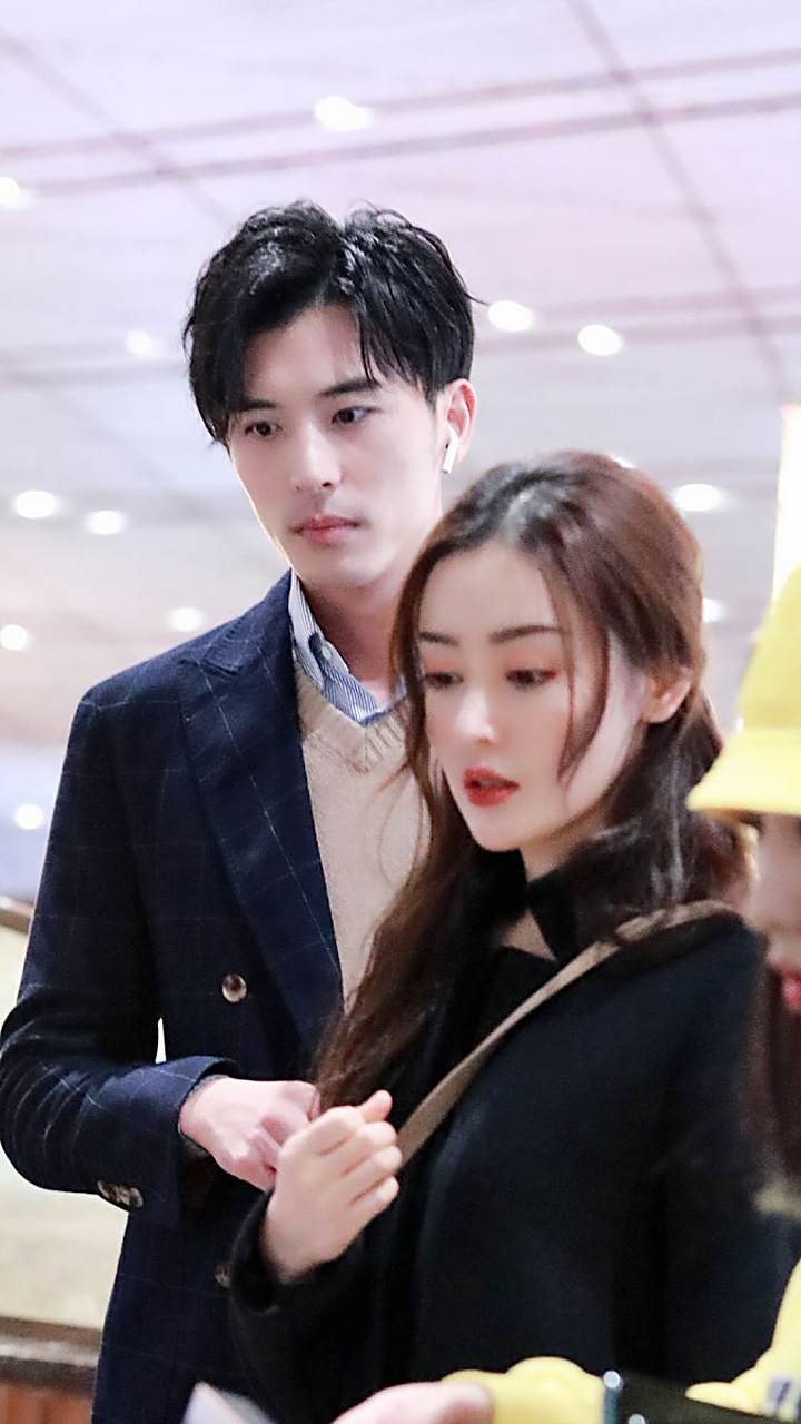 被张天爱放录音实锤出轨以及酒后乱x的徐开骋至今已经沉寂大半年的