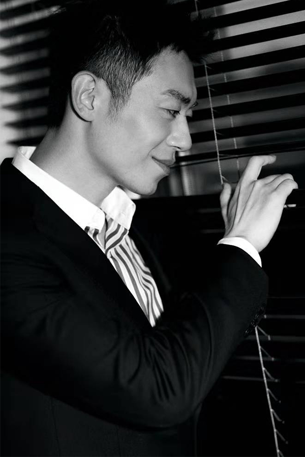 面带微笑,一手放在窗帘上,这样的朱亚文就像是一个笑面虎.