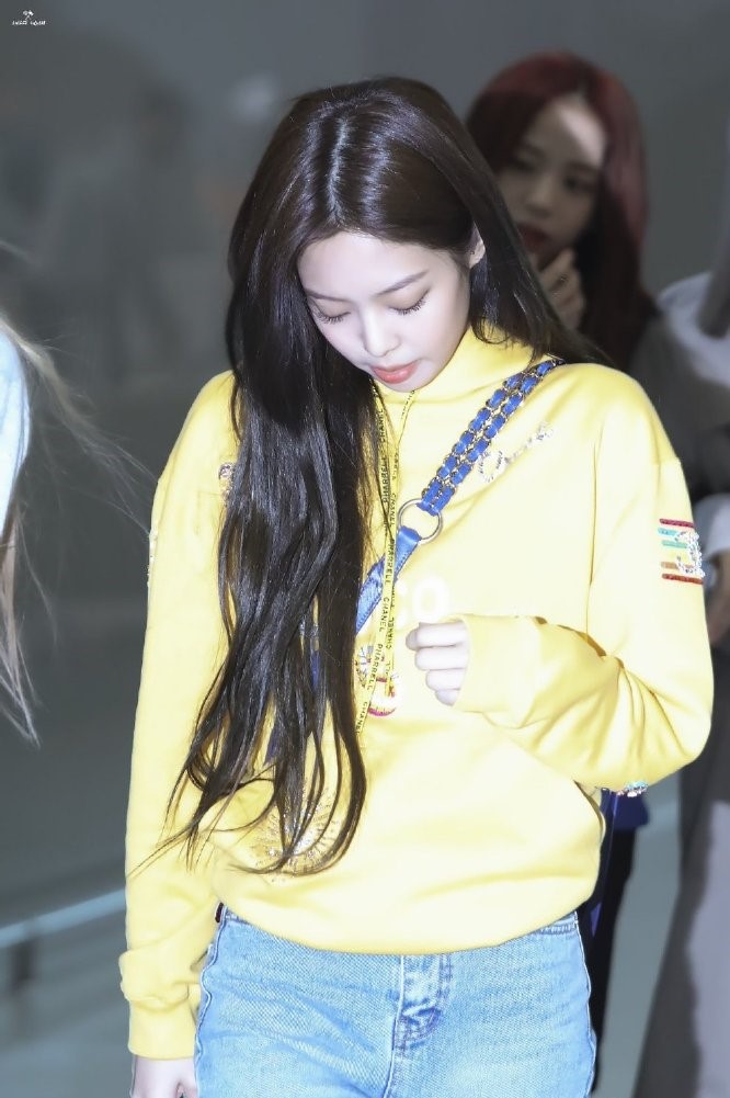 亮眼柠檬黄的 金智妮 有点肉肉的感觉 转载自百家号