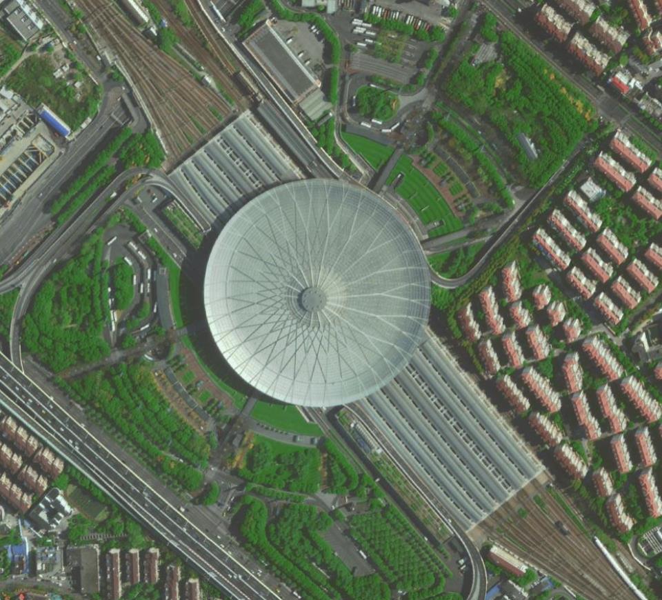 曾经客流量最多的火车站之一,俯瞰外观形似一个"卫星锅"的 上海南站.