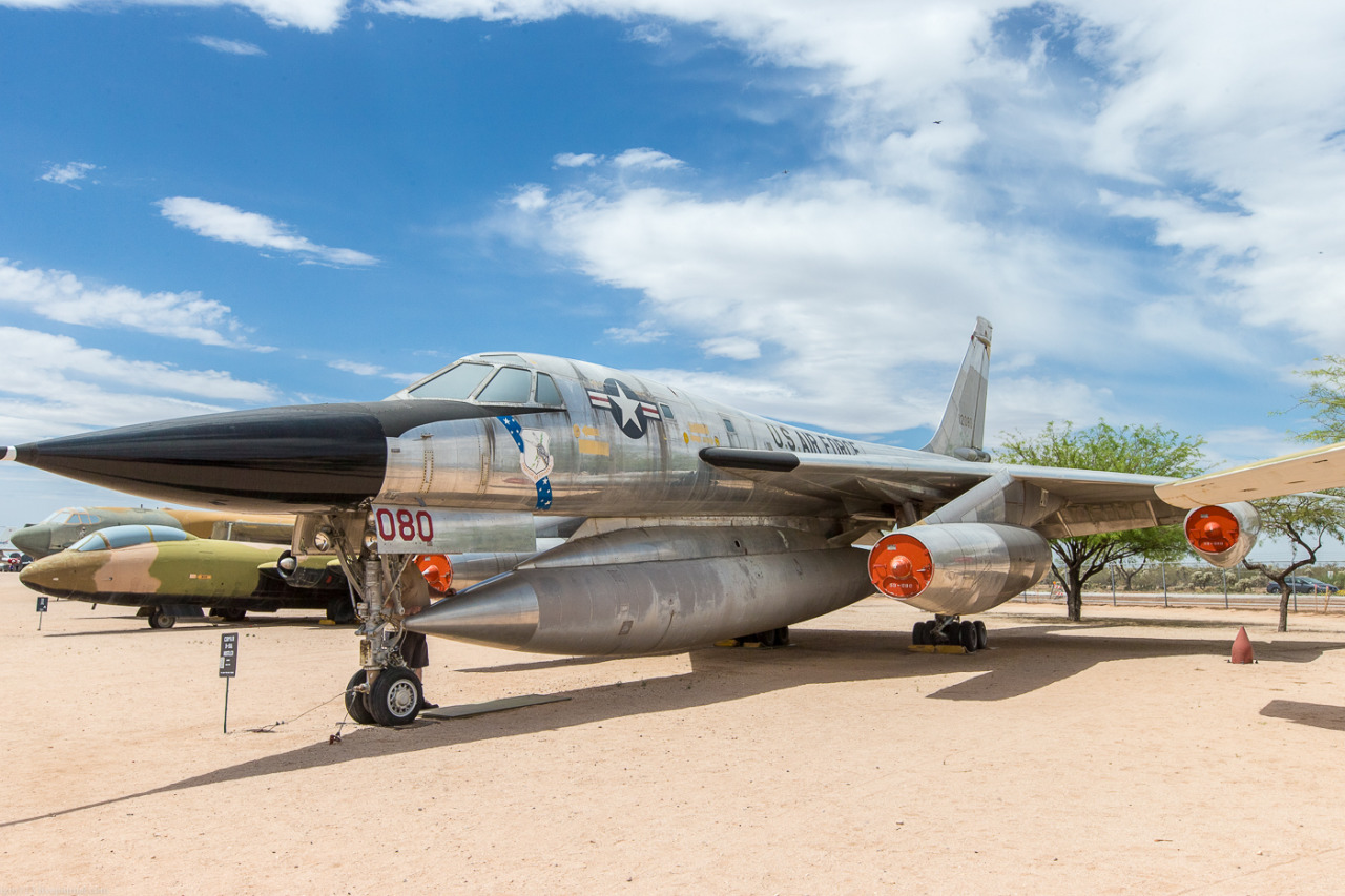b-58轰炸机由美国康维尔公司为美国空军研制,1952年11月美空军选中