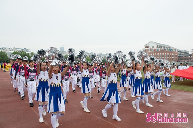 济南历下区中小学运动会举办 方队展示尽显精彩