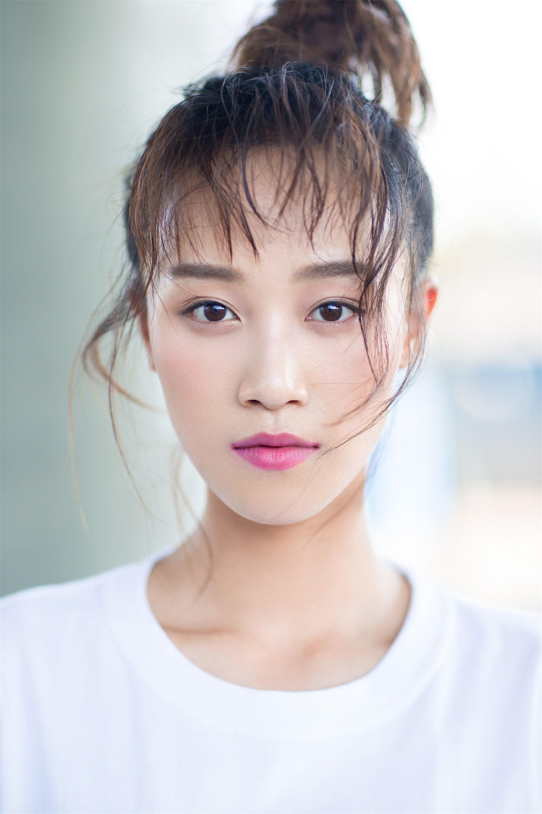 她为了梦想不顾父母的拒绝,坚持进入娱乐圈,终于取得了成功