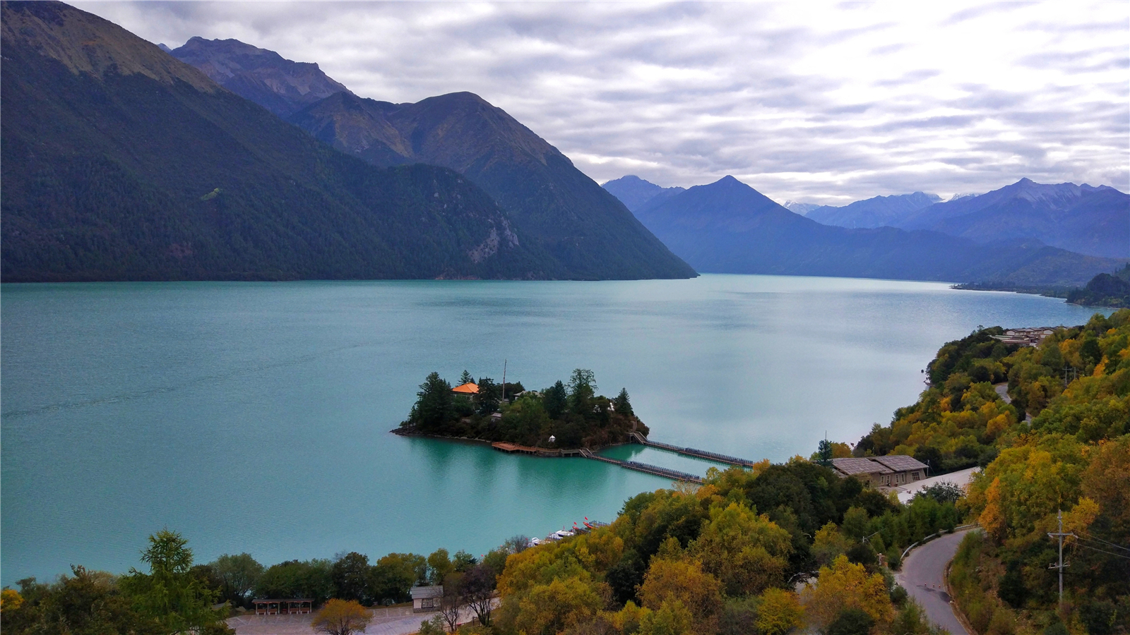 深山之中静谧的巴松措