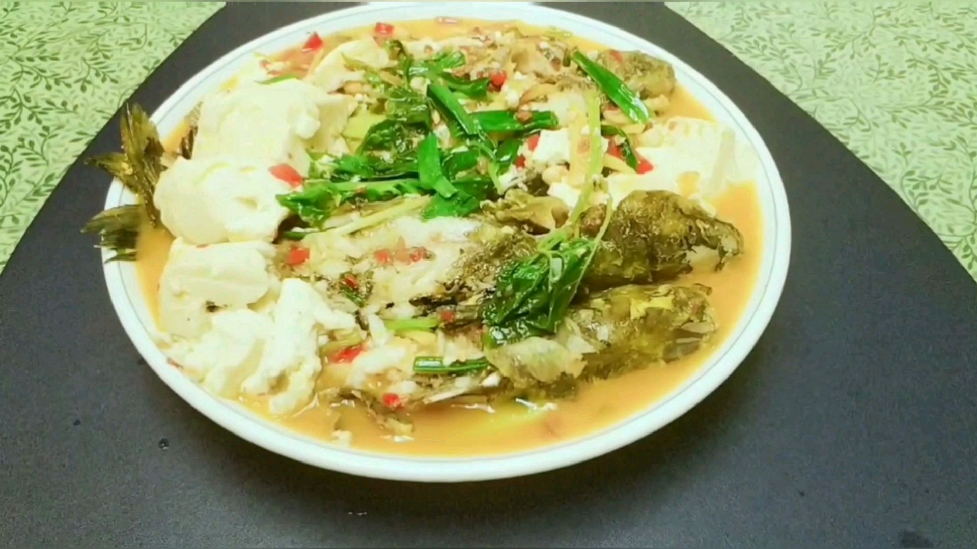 黄辣丁,黄骨鱼用半煎煮的方法做,简单而不失美味