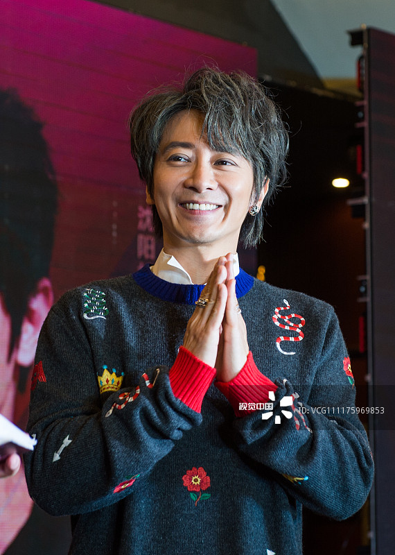 45岁港星孙耀威沈阳商演 颜值不减人气爆棚获女粉丝熊抱