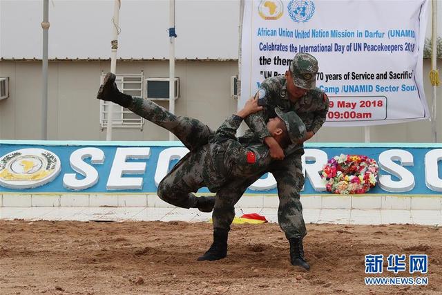 中国赴苏丹达尔富尔维和工兵参加国际维和人员日纪念活动