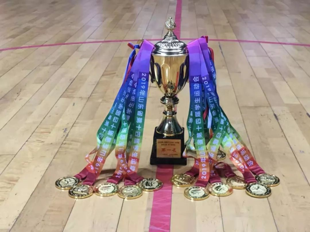 厉害了!日照一中篮球队再次登上全省冠军领奖台!