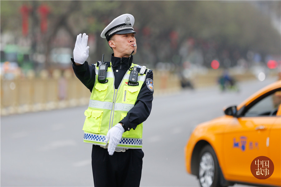 2019年3月27日,西安新城广场,今年36岁的杨鹏做交警8年来,杨鹏用心