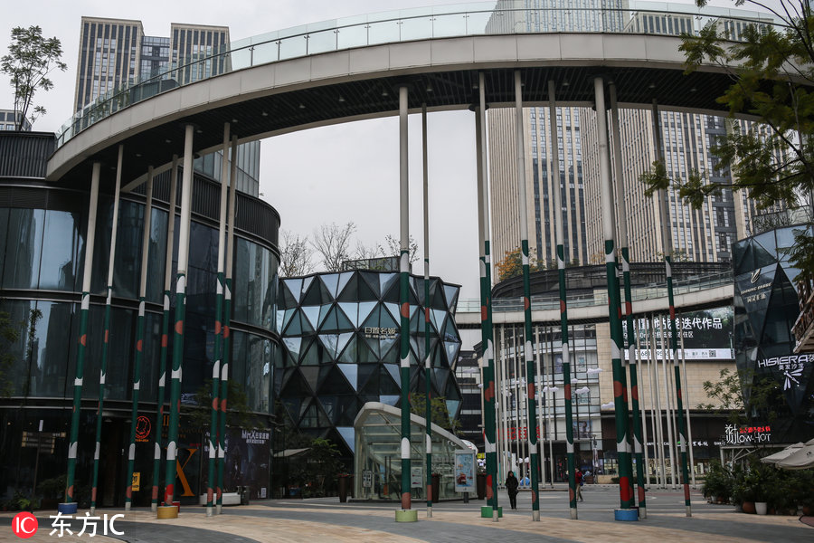 渝中区大坪的一座天桥被刷屏,虽然悬空的桥身没有桥墩,但下方的19根"