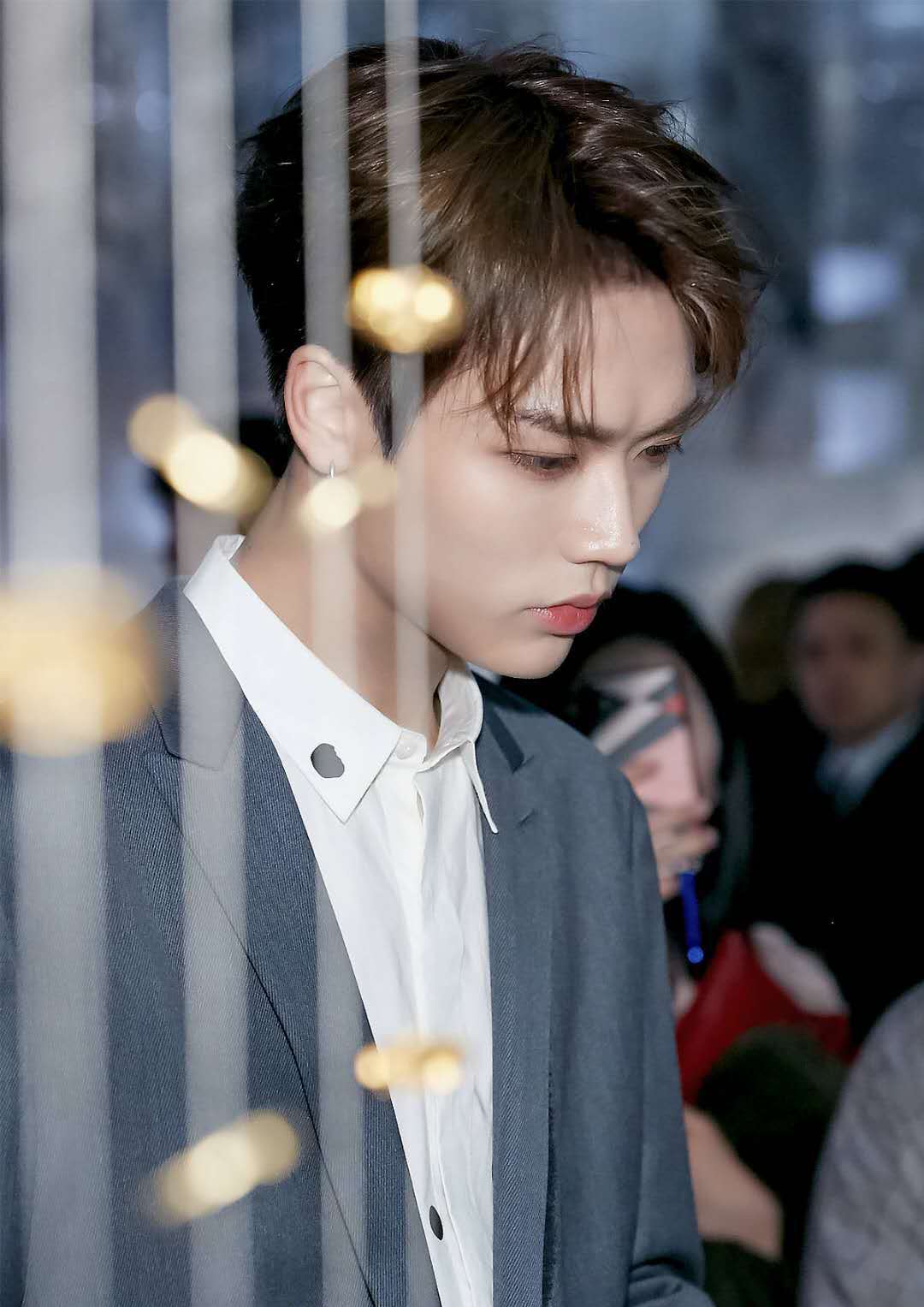 林彦俊不愧是偶练颜值top1,这霸道总裁范十足,单手插兜好苏啊