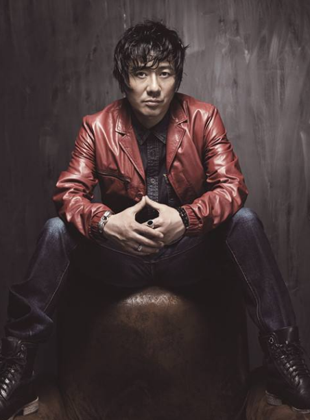 他抛弃一起吃苦20年的妻子,后转身娶小15岁的她,网友:男人啊