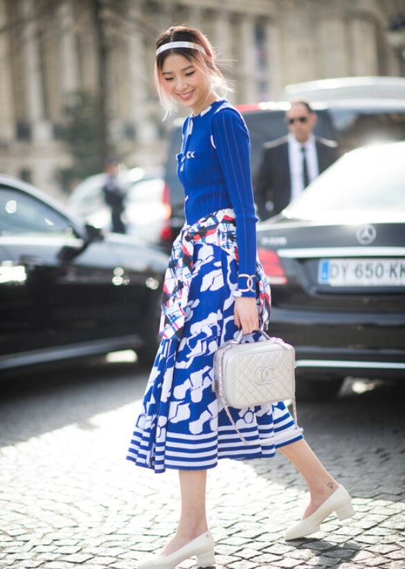 蓝色配白色很是清爽,利索,白色鞋,包,裙子的花色很呼应,再配上白色