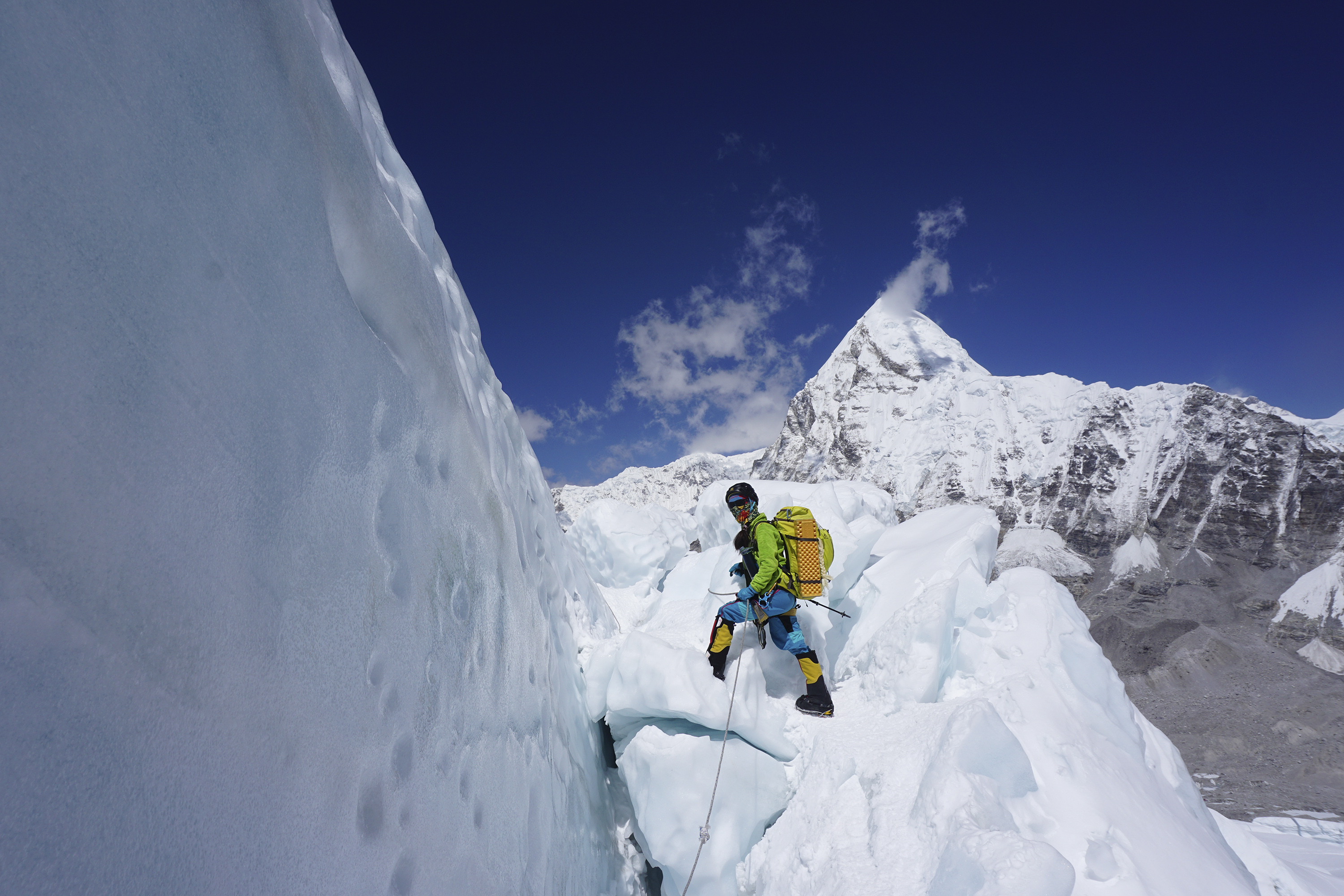 中国女性登山者罗静挑战希夏邦马 冲击完攀14座8000米以上高峰(配本社