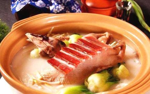 火腿炖老鸭,3步就出锅,味道鲜美!