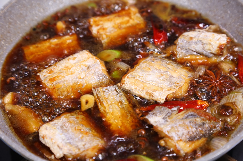 手把手教你家庭版红烧带鱼,不用裹面,不腥不腻,一学就会